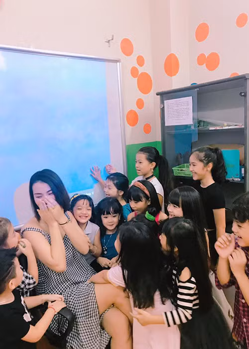 Hồng Quế cảm thấy vô cùng vui vẻ khi đi dạy các người mẫu nhí.