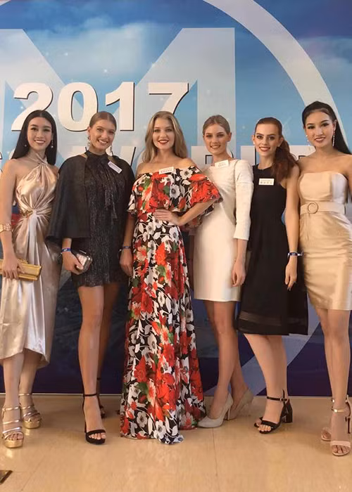 Hoa hậu Đỗ Mỹ Linh rạng rỡ bên dàn người đẹp tại cuộc thi Hoa hậu Thế giới 2017.