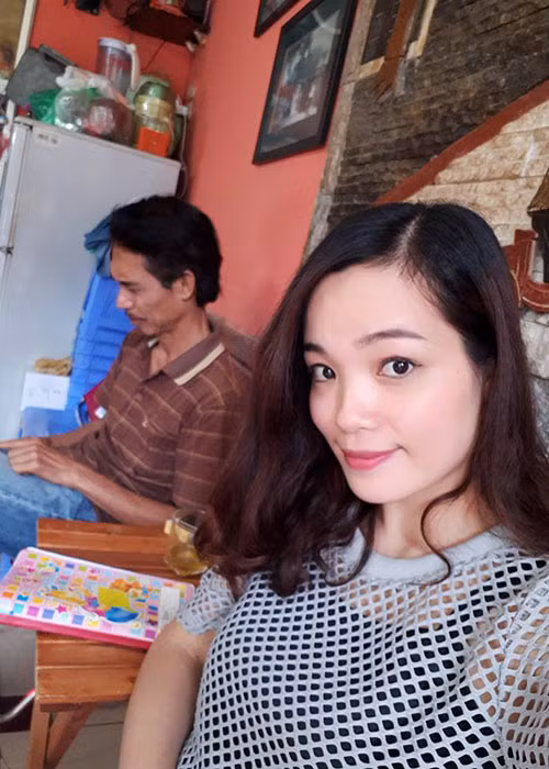 Nam diễn viên phim “Bão qua làng” không cảm thấy áp lực khi lấy vợ trẻ. Cả hai yêu thương nhau, biết lựa nhau và sống hết mình vì gia đình.