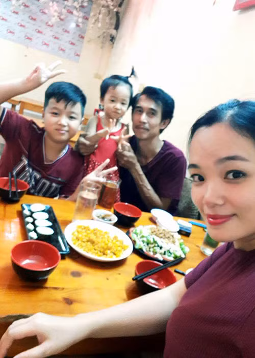 Từ khi con gái chào đời, Phú Đôn ít nhận lời đi diễn, đóng phim ở xa vì muốn ở gần nhà để tiện chăm sóc con nhỏ.