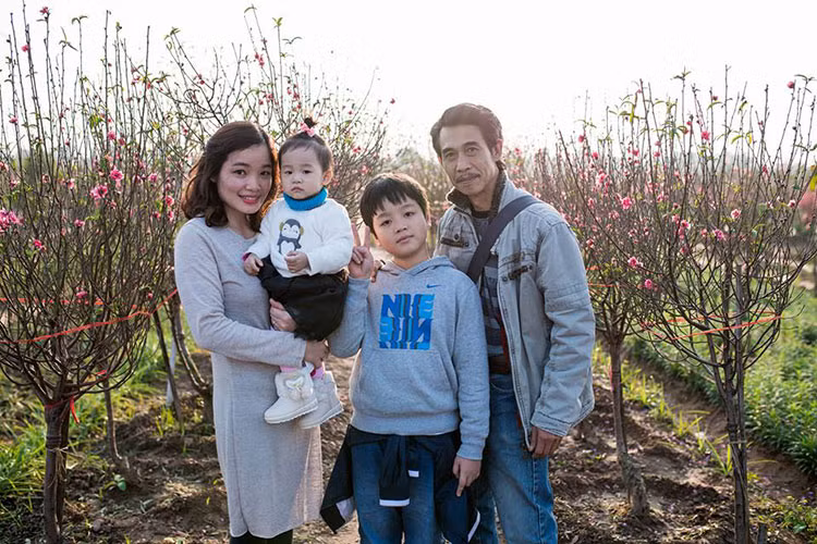 Tổ ấm hạnh phúc của Phú Đôn bên vợ kém anh 25 tuổi và 2 nhóc tì kháu khỉnh khiến không ít người ghen tị.