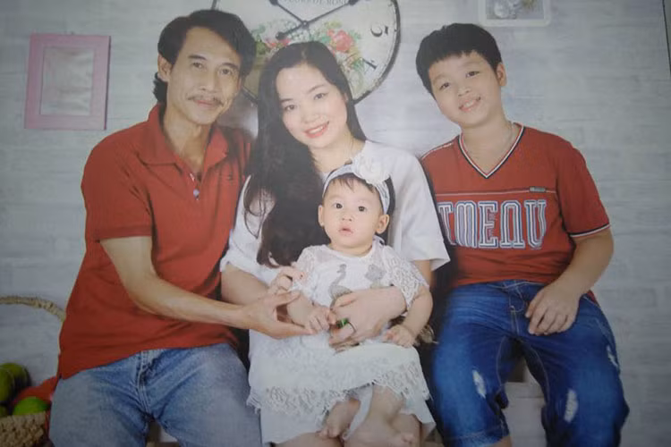 Phú Đôn thường xuyên giúp vợ chăm sóc con trai đầu lòng nên lần thứ 2 làm bố, anh không hề tỏ ra bối rối. Anh kể việc có thêm con nằm trong dự tính của vợ chồng anh.