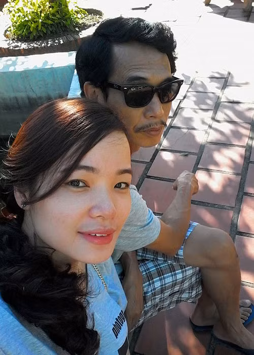 Phú Đôn từng bày tỏ anh sống theo bản tính, thích sự tự nhiên, không gò ép. Sự giản dị này cũng chính là lý do mà vợ kém tuổi của anh yêu anh.