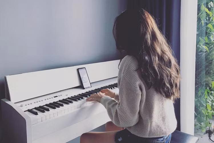 Bảo Anh chia sẻ: “Cái gì có thể thiếu nhưng đừng thiếu lòng tự trọng. Cái gì có thể mất nhưng không thể mất danh dự. Cái gì có thể không biết nhưng phải biết điều”.