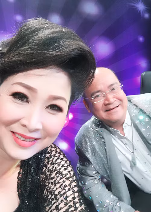 Nghệ sĩ Hồng Vân ngồi ghế nóng cùng nghệ sĩ Hoàng Sơn. “Quay chung với ông bạn già vui quá vui. Mới đây mà mấy chục năm rồi. Kệ còn cống hiến được bao nhiêu thì cứ làm bạn già Hoàng Sơn nhé”, cô viết.