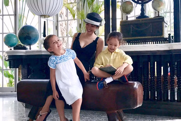 Diva Hồng Nhung đưa cặp song sinh Tôm - Tép đi nghỉ dưỡng ở Phú Quốc.