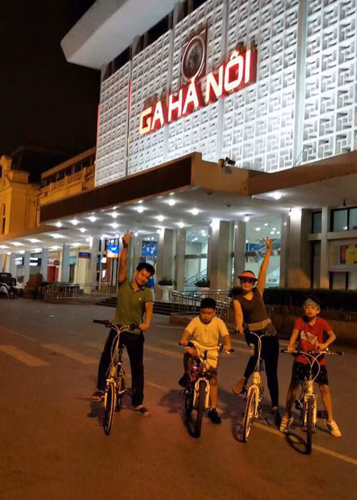 Vợ chồng Xuân Bắc - Hồng Nhung cùng các con đạp xe dạo phố Hà Nội về đêm là một trong những tin tức sao Việt trong ngày 24/10.