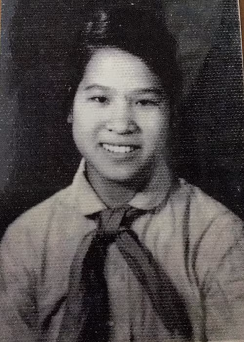 Nghệ sĩ hài Minh Vượng chia sẻ hình ảnh hồi cô được kết nạp đội viên khi đi học.