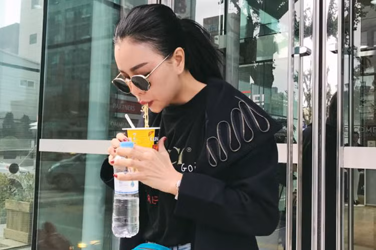 Trà Ngọc Hằng ăn vội cốc mì tôm trong chuyến đi Hàn Quốc.