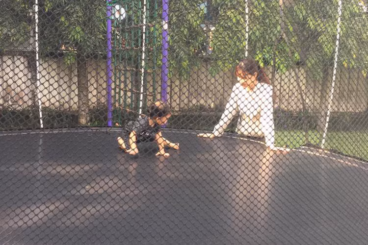  Sao Việt Lưu Hương Giang chia sẻ hình ảnh cô con gái thứ hai nhưng vẫn giấu mặt cô nhóc.