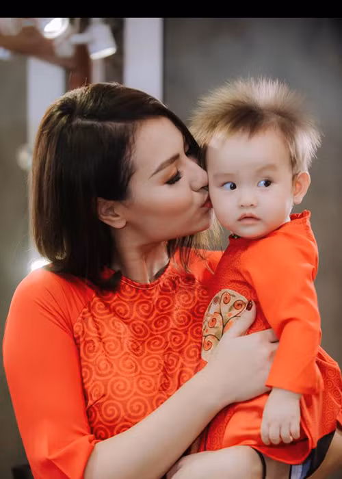 Tháng 10/2016, Hồng Quế hạ sinh con gái đầu lòng. Cô đặt tên thật mật cho bé là Cherry. Trước đó, Hồng Quế từng phải tiêm thuốc và nằm bất động nhiều ngày để giữ lại đứa con trong bụng bằng mọi giá. Ảnh: FBNV