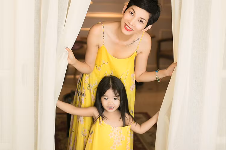 Xuân Lan đã vượt qua nỗi đau và trở thành bà mẹ đơn thân mạnh mẽ. Nữ người mẫu chia sẻ cho đến nay, bố của bé Thỏ vẫn rất thờ ơ với con gái. Không chỉ Xuân Lan, Diệu Huyền và Hồng Quế cũng bị bạn trai từ chối con. Ảnh: FBNV