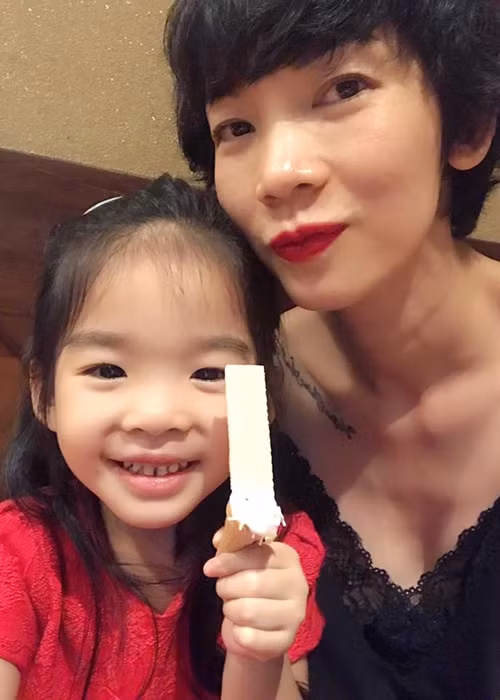 Mới đây, Xuân Lan lần đầu tiết lộ bố của con gái đã nói lời chia tay khi biết cô mang bầu. Sau đó, nữ người mẫu một mình vượt cạn. Theo lời Xuân Lan, tình cũ còn thêu dệt một câu chuyện khác để mọi người xung quanh tin rằng bé Thỏ không phải là con của anh. Ảnh: FBNV