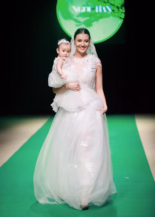 Ở tuổi 22, Hồng Quế đã làm mẹ đơn thân. Cô cố gắng tránh thị phi và kiếm tiền để lo cho cô con gái đầy đủ. Có lẽ vì có hoàn cảnh giống Xuân Lan nên Hồng Quế đã khóc khi biết câu chuyện đàn chị bị bạn trai chối từ con. Ảnh: FBNV