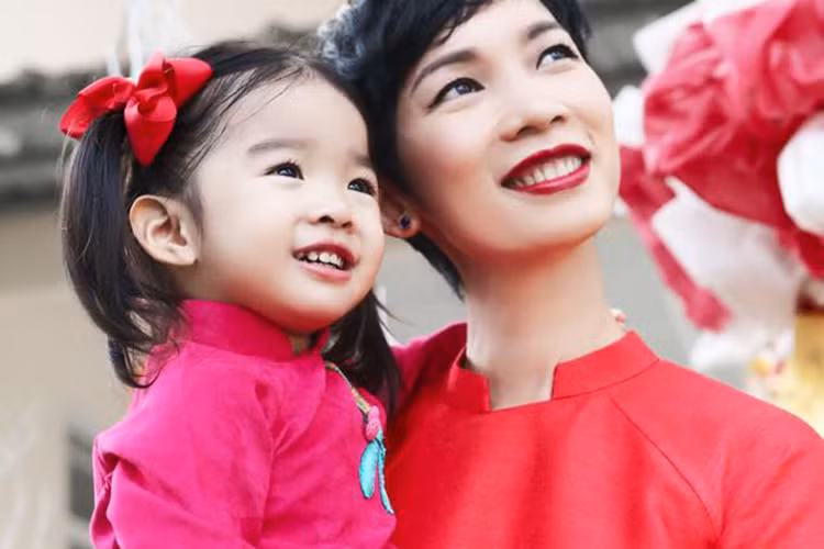 Xuân Lan kể trong một lần tham gia talkshow, cô được ủng hộ công khai con. Tôn trọng bố của bé Thỏ, Xuân Lan gửi tin nhắn thông báo. Tuy nhiên, tình cũ đòi photoshop hình bé Thỏ để không ai nhận ra bé. Điều này như vết dao cứa vào lòng cô. Ảnh: FBNV