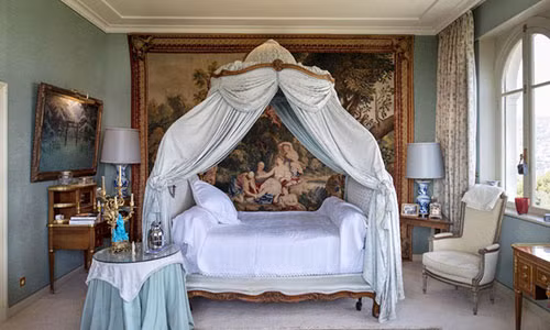 Phòng ngủ xa hoa. Ảnh: Ambroise Tezenas