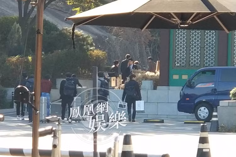 Hình ảnh các nhân viên của đám cưới nhanh chóng di chuyển vào khu vực tổ chức hôn lễ. Ảnh: Ifeng