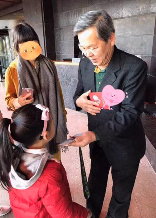 Bố của Song Joong Ki cũng đã xuất hiện tại đám cưới của con trai. Ảnh: Ifeng