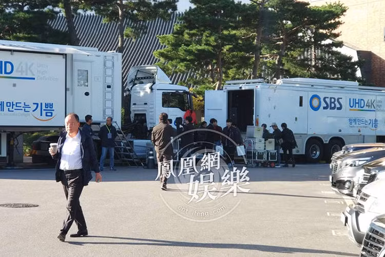 Dù Song Joong Ki và Song Hye Kyo tuyên bố làm đám cưới riêng tư tuyệt đối nhưng truyền thông vẫn có mặt từ rất sớm. Ảnh: Ifeng