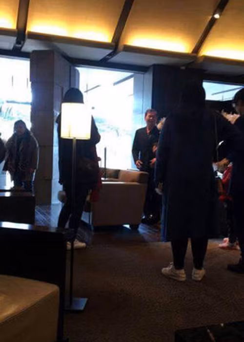 Hình ảnh bố của Song Joong Ki đón tiếp họ hàng. Ảnh: Ifeng