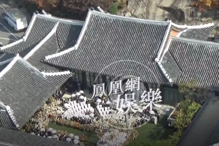 Theo hình ảnh, khu vực sân khấu chính của đám cưới Song Joong Ki và Song Hye Kyo phủ cỏ nhân tạo còn ghế được bọc vải trắng. Ảnh: Ifeng