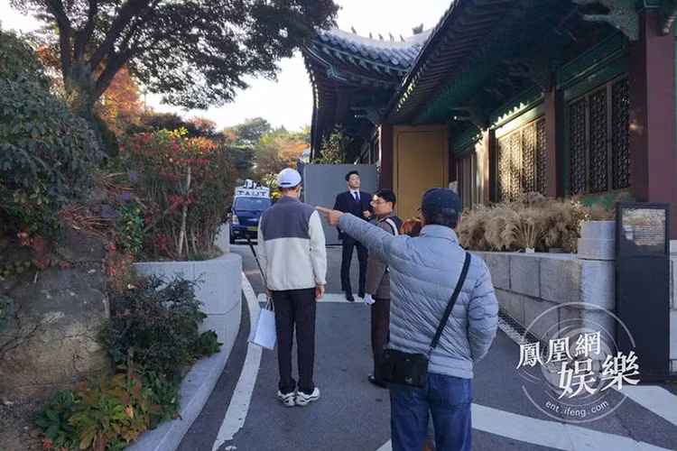 Công tác chuẩn bị đám cưới của cặp đôi quyền lực xứ Hàn tại khách sạn Shilla bắt đầu diễn ra từ sáng sớm ngày hôm qua (30/10). Ảnh: Ifeng