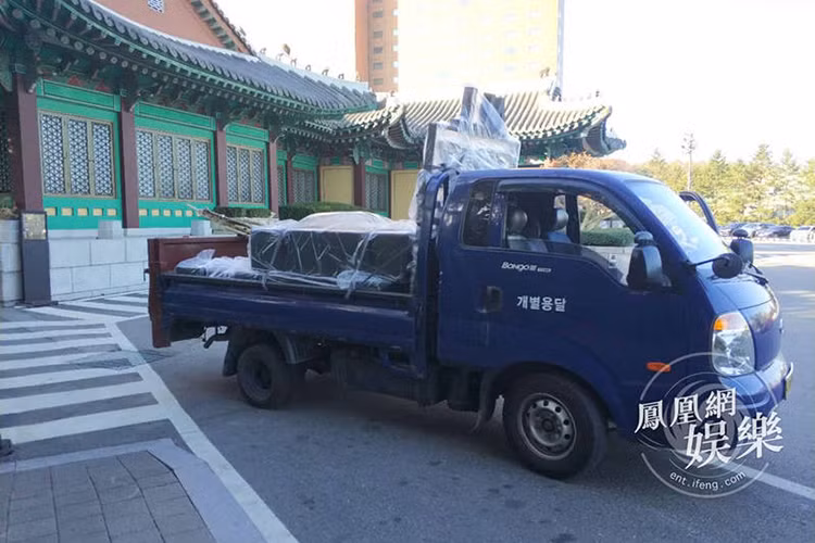 Nhiều ngôi sao xứ Hàn xác nhận được mời dự đám cưới của cặp diễn viên phim "Hậu duệ mặt trời" như Lee Kwang Soo, Yoo In Ah, Park Go Gum...Ảnh: Ifeng