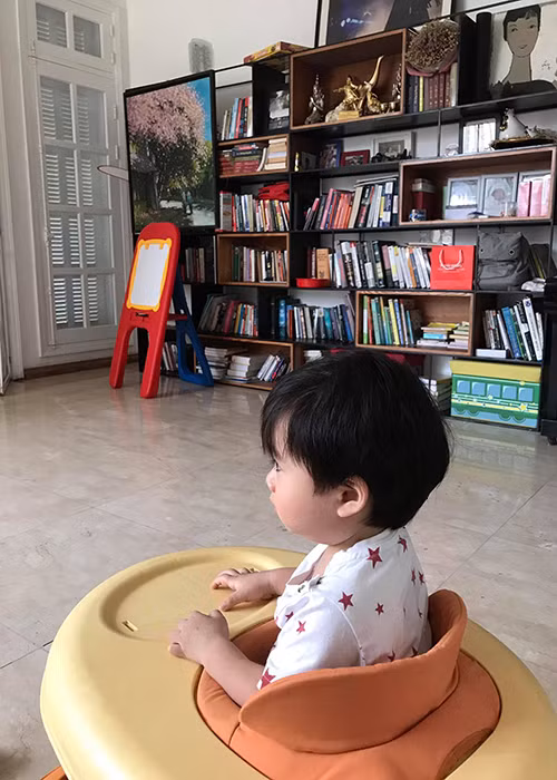 Tùng Dương thương con trai vừa được về nhà sau 10 ngày ở bệnh viện.