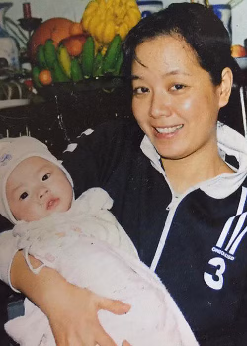 Nghệ sĩ Chiều Xuân chúc mừng sinh nhật con gái Hồng Khanh. “Ngày hôm nay sinh nhật con gái Hồng Khanh của bố mẹ. Nói hết sao tình yêu của bố mẹ giành cho con. Bố mẹ và chị Hồng Mi của con yêu con nhiều lắm”, Chiều Xuân chia sẻ.