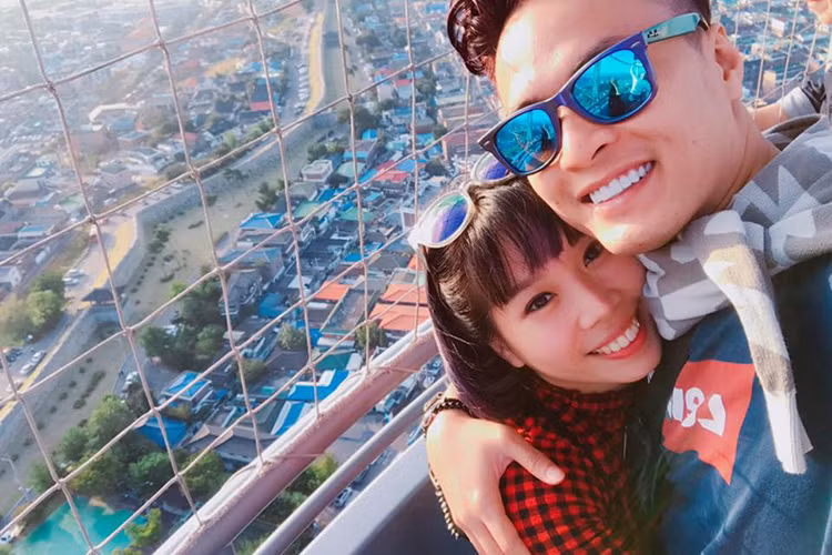 Vợ Hồng Đăng gửi lời chúc sinh nhật đến chồng: “Này người đàn ông của em! Lại một sinh nhật nữa mình vắng nhà rồi đó. Không có 3 mẹ con bên cạnh, mình phải thật vui vẻ bên anh em đồng nghiệp nhé, về 3 mẹ con sẽ bù đắp cho mình sau...Và hãy tin ở em, em cũng sẽ vì mình vì các con mà làm cho cuộc sống của chúng ta luôn luôn tràn ngập tình yêu thương, mình nhé!”.