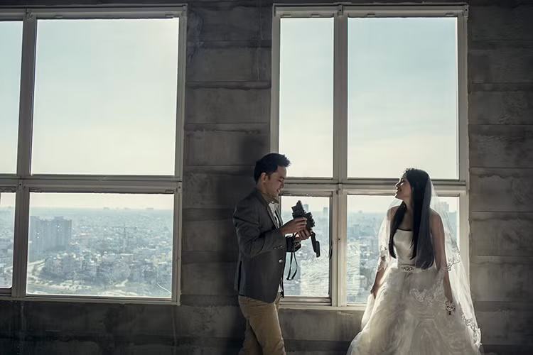 Tú Vi chia sẻ ảnh cưới bên Văn Anh đồng thời viết: “Khổ cách mấy em vẫn sẽ làm vợ anh”.