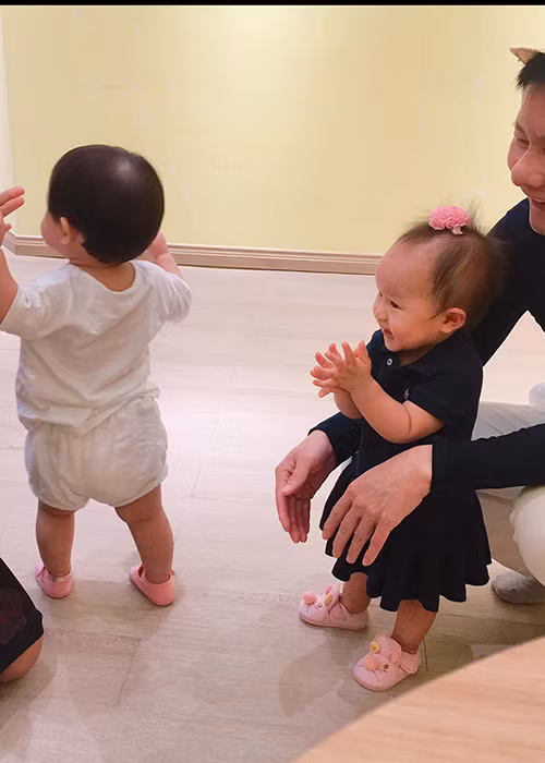 Vợ chồng Phan Như Thảo đưa con gái đi học là một trong những tin tức sao Việt trong ngày 6/10.