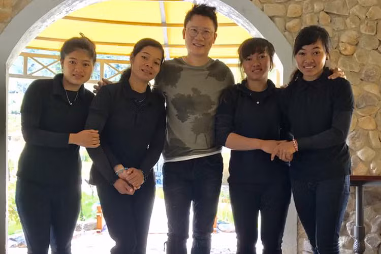 Hoàng Bách chụp ảnh cùng fans nữ khi quay MV ở Đà Lạt là một trong những tin tức sao Việt trong ngày 10/10.