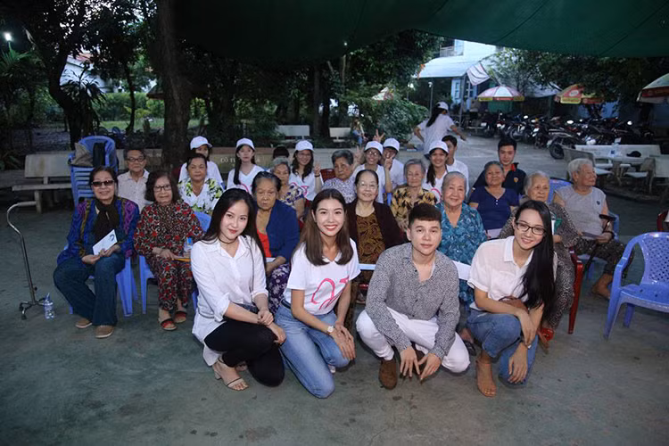 Á hậu Thúy Vân đón sinh nhật lần thứ 24 xúc động bên các nghệ sĩ và fans tại Viện dưỡng lão nghệ sĩ.