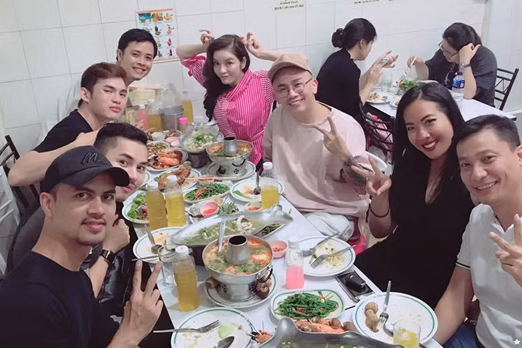 Lý Nhã Kỳ (áo hồng) chia sẻ: “Công việc luôn mang đến cho tôi niềm vui, sự học hỏi và đổi mới trong tư duy và cũng mang đến cho tôi nhiều bạn tốt. Dạo này mang chủ đề công việc ra viết status nhiều quá đi”.