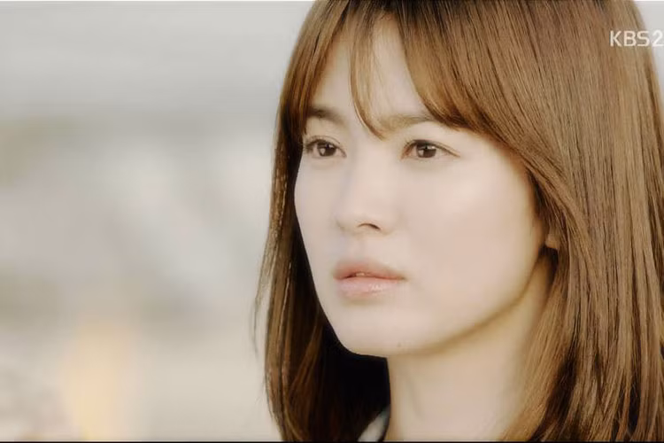 Trong “Hậu duệ mặt trời”, Song Hye Kyo đã vào vai bác sĩ Kang Mo Yeon. Với nhan sắc không tuổi cùng kinh nghiệm diễn xuất dày dặn, cô nhanh chóng ghi điểm. Trước “Hậu duệ mặt trời”, Song Hye Kyo vốn là một ngôi sao nổi tiếng châu Á.