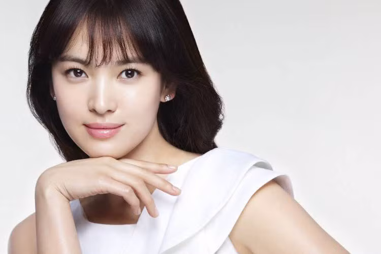 Sự thành công của “Hậu duệ mặt trời” giúp Song Hye Kyo hâm nóng tên tuổi. Cô tiếp tục nhận được nhiều lời mời đóng quảng cáo, diễn thời trang. Tuy nhiên, Song Hye Kyo vẫn chưa quyết định nhận vai diễn nào.
