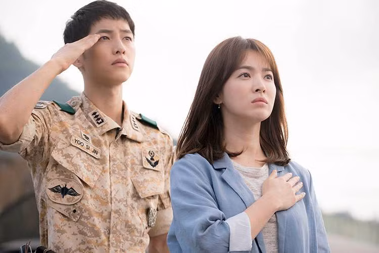 Trong “ Hậu duệ mặt trời”, Song Joong Ki đóng vai chàng đại uý điển trai Yoo Shi Jin. Nhân vật này đã trúng tiếng sét ái tình với bác sĩ Kang Mo Yeon và cùng cô viết lên một câu chuyện tình rất đẹp.