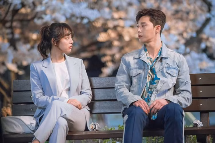 Kim Ji Won bị nghi hẹn hò nam diễn viên Park Seo Joon khi cả hai diễn xuất quá ăn ý và đẹp đôi trong bộ phim “Fight my way”. Sau đó, dù phủ nhận tin đồn tình cảm nhưng Park Seo Joon vẫn dành nhiều có cánh cho Kim Ji Won.