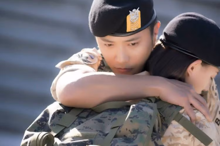 Đóng vai Seo Dae Young trong “Hậu duệ mặt trời” là Jin Goo. Cũng như Song Joong Ki và Kim Ji Won, tên tuổi của anh gây chú ý nhờ “Hậu duệ mặt trời”. Sau bộ phim này, Jin Goo miệt mài đóng phim.