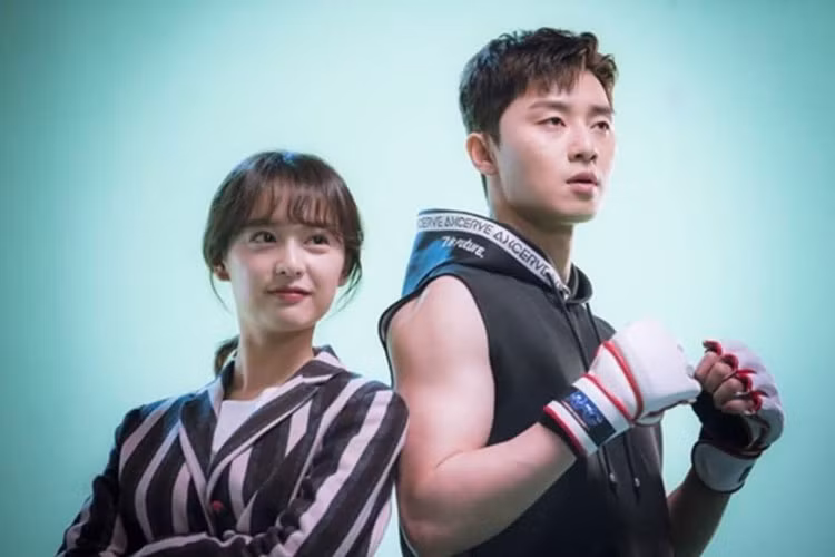 Sau “Hậu duệ mặt trời”, Kim Ji Won lần đầu đóng vai chính trên màn ảnh nhỏ khi tham gia bộ phim “Fight my way”. Nữ diễn viên sinh năm 1992 sau đó còn trở thành nữ chính trong bộ phim điện ảnh hài nổi tiếng “Thám tử K”.