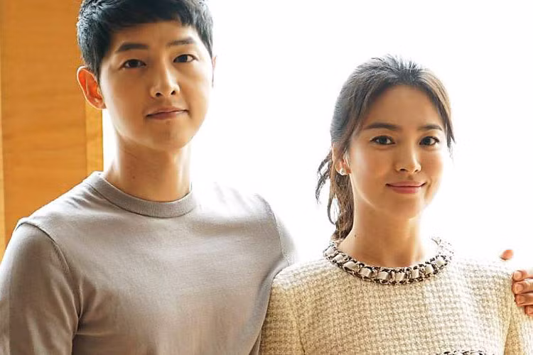 Bộ phim “Hậu duệ mặt trời” đặc biệt còn giúp Song Joong Ki tìm được người bạn đời của mình. Vào ngày 31/10 tới đây, anh sẽ làm đám cưới với Song Hye Kyo - nữ diễn viên đóng vai chính của “Hậu duệ mặt trời”.