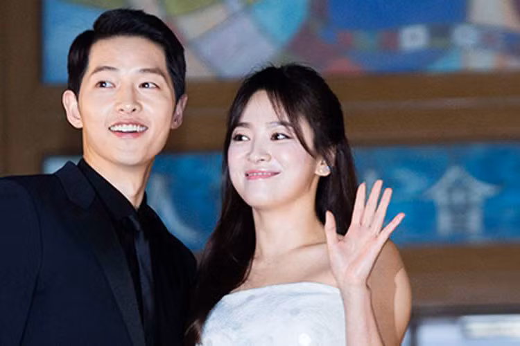 Sau khi “Hậu duệ mặt trời” lên sóng, Song Hye Kyo và Song Joong Ki liên tục vướng tin đồn hẹn hò. Sau nhiều lần phủ nhận, tháng 7/2017, cặp đôi chị em này công khai yêu nhau khiến công chúng bất ngờ.