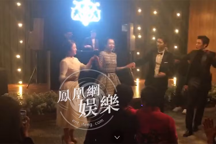 Sau hôn lễ, Song Hye Kyo đã thay một chiếc váy trắng, bỏ khăn voan trong tiệc cưới thân mật bên người thân và bạn bè. Ảnh: Ifeng