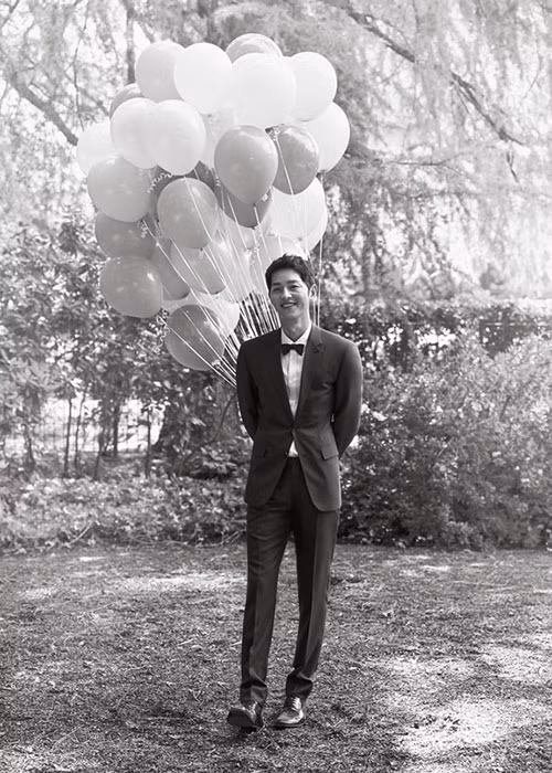 Bộ ảnh cưới của cặp đôi diễn viên phim "Hậu duệ mặt trời" được chụp theo phong cách khá giản dị, tự nhiên và nhanh chóng nhận được lời khen ngợi. Ảnh: Hankooki