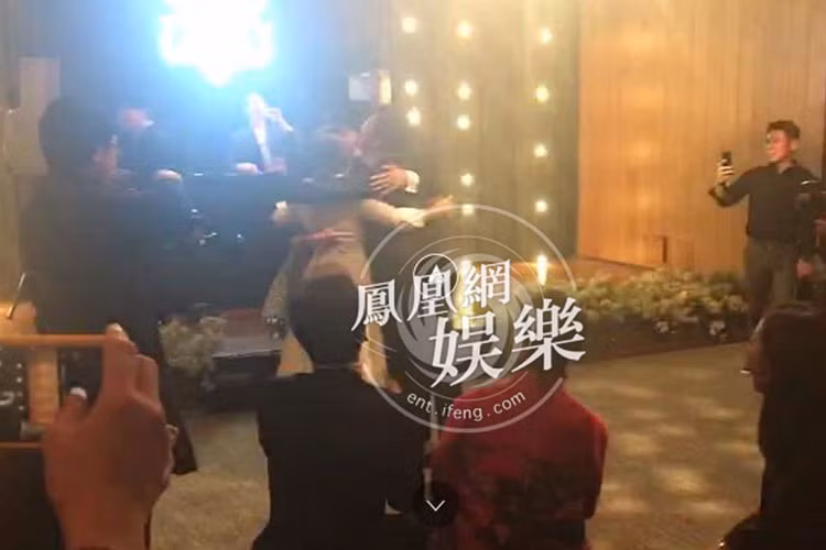 Cặp đôi Song - Song ôm chầm lấy những người bạn sau khi cùng nhảy múa, ca hát bên nhau. Ảnh: Ifeng