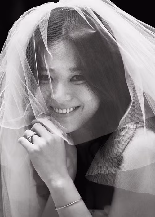 Sau đám cưới Song Joong Ki - Song Hye Kyo, công ty quản lý tung một số bộ ảnh cưới của đôi uyên ương kèm lời cảm ơn đến người hâm mộ. Ảnh: Hankooki