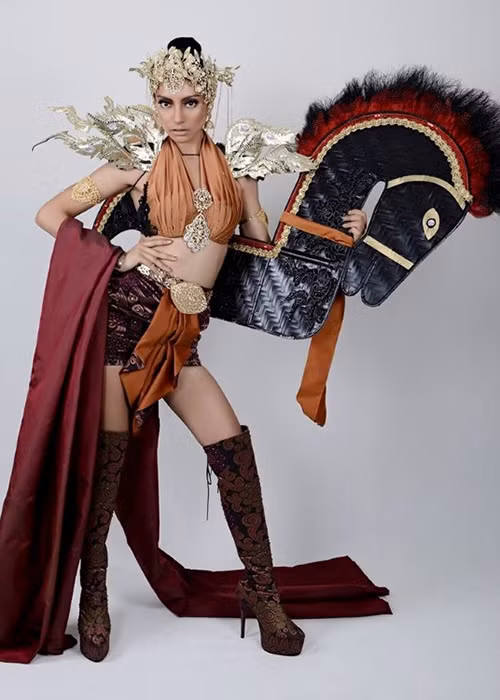 Các trang phục truyền thống của thí sinh đến từ các quốc gia khác cũng được đầu tư công phu và cầu kỳ không kém. Trong ảnh là trang phục dự thi của người đẹp Malaysia. Bộ trang phục lấy cảm hứng từ cộng đồng người Java sống ở bang Johor, Malaysia vào đầu thế kỷ 20.