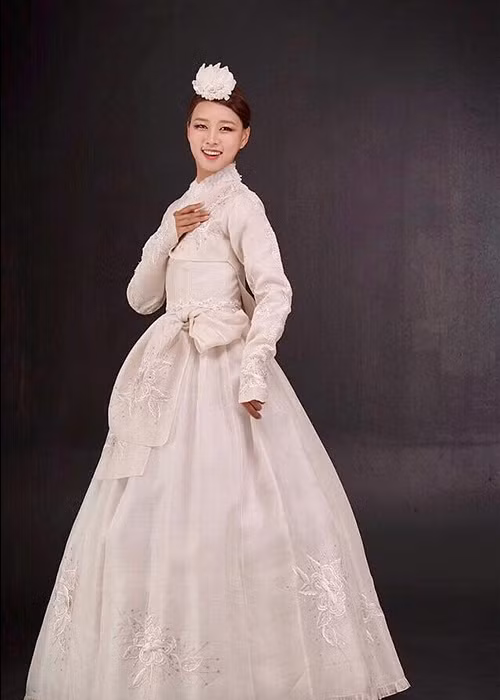 Bộ váy Hanbok màu trắng đơn giản, thanh thoát của thí sinh Hàn Quốc.