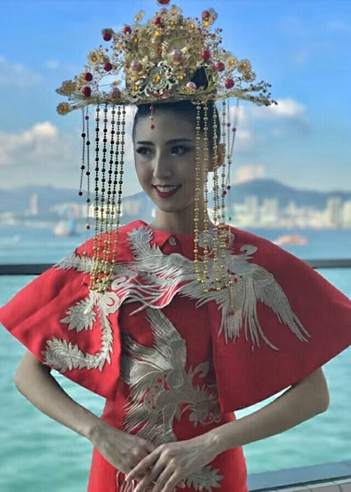 Trang phục dân tộc của thí sinh Macau được chú trọng thiết kế ở phần mấn đội đầu và hoạ tiết trên thân áo.